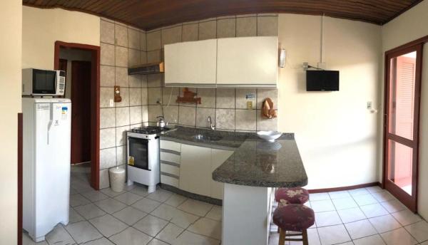 A kitchen or kitchenette at Residencial Souza - Praia da Pinheira - SC