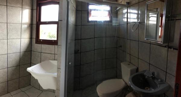 A bathroom at Residencial Souza - Praia da Pinheira - SC