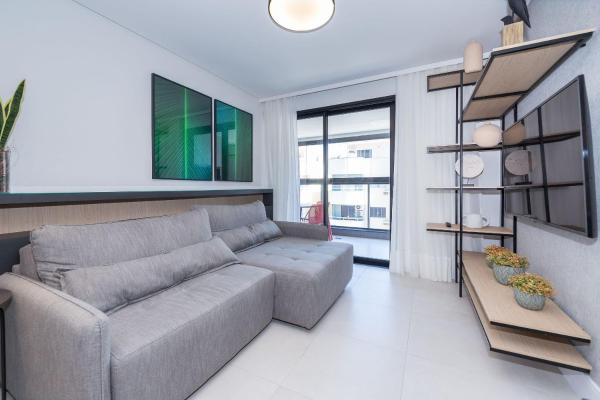 Zona de estar de Adra 102 - Apartamento no centro de Bombinhas - Finamente mobiliado e decorado - Rooftop com piscina e academia - À poucos metros da praia