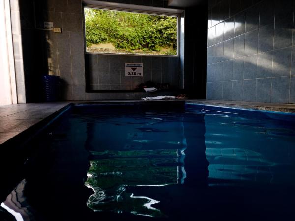 una piscina con bañera y ventana en el Hotel de Cine Las Golondrinas de Villa Gesell