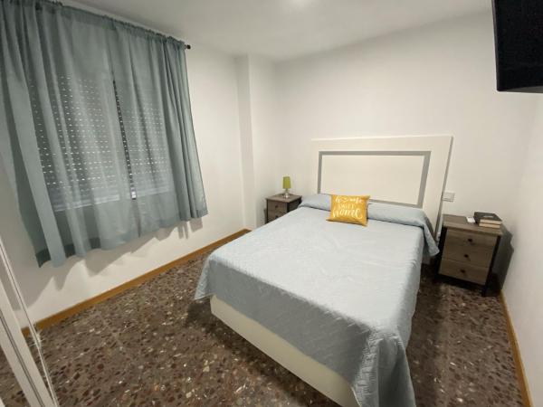Cama o camas de una habitación en Apartamento en Fuengirola con piscina