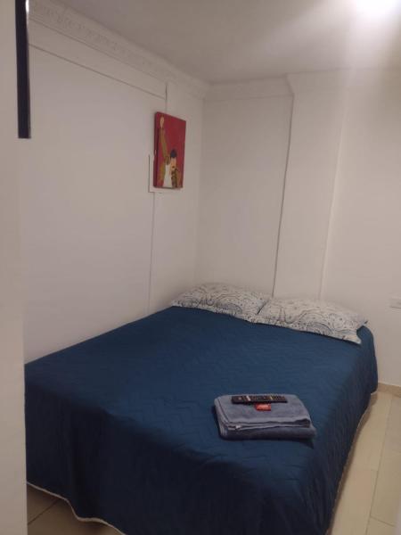 Cama o camas de una habitación en cerca a embajada americana Corferias centro club militar 201