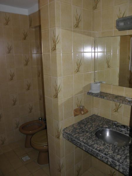 un baño con aseo y aseo en el Hotel El Velero de Villa Gesell
