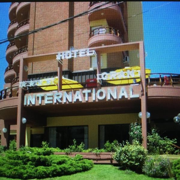 un hotel con un cartel que dice internacional en el Hotel Gran International de Villa Gesell