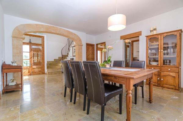 Un restaurante o sitio para comer en Casa Puig De Na Franquesa