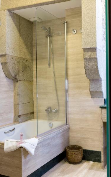 un baño con bañera y ducha en el Hotel Rua Villar de Santiago de Compostela