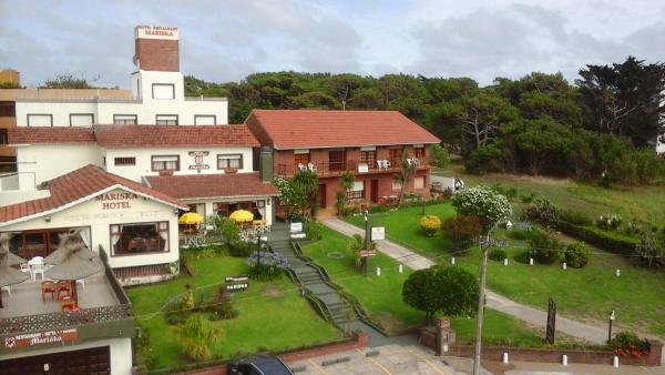 vista aérea de un edificio con patio en el Hotel Mariska Dos Estrellas Superior de Villa Gesell