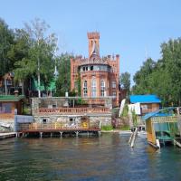 Апартаменты Замок на озере Увильды, отель в Увильдах