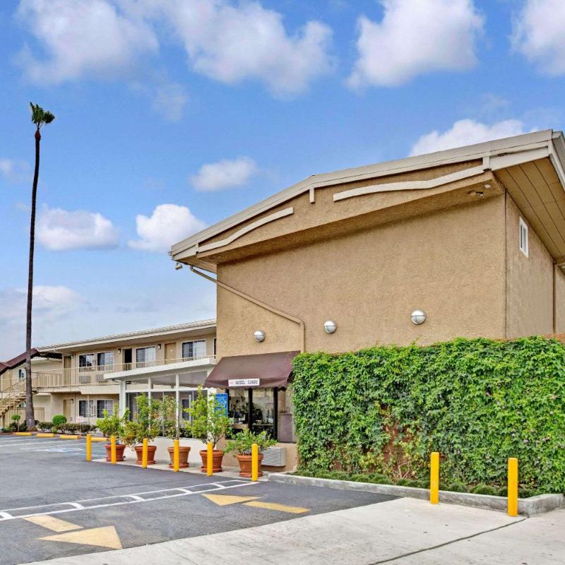 Super 8 by Wyndham Los Angeles-Culver City Area