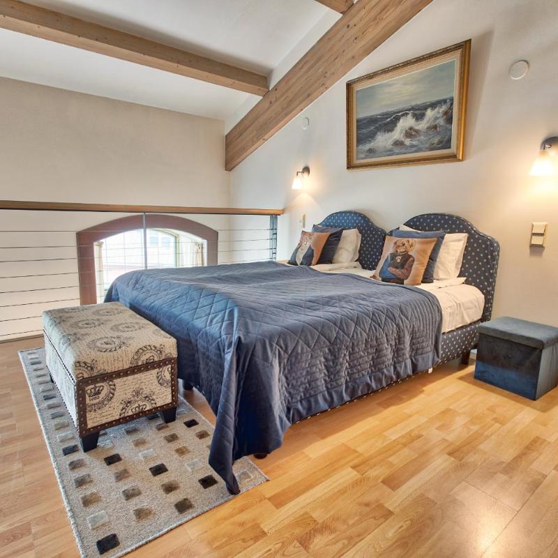 Daily Apartments - Antique style loft