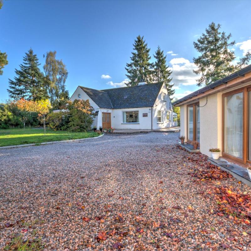 Charming 2-Bed Cottage in Inverness
