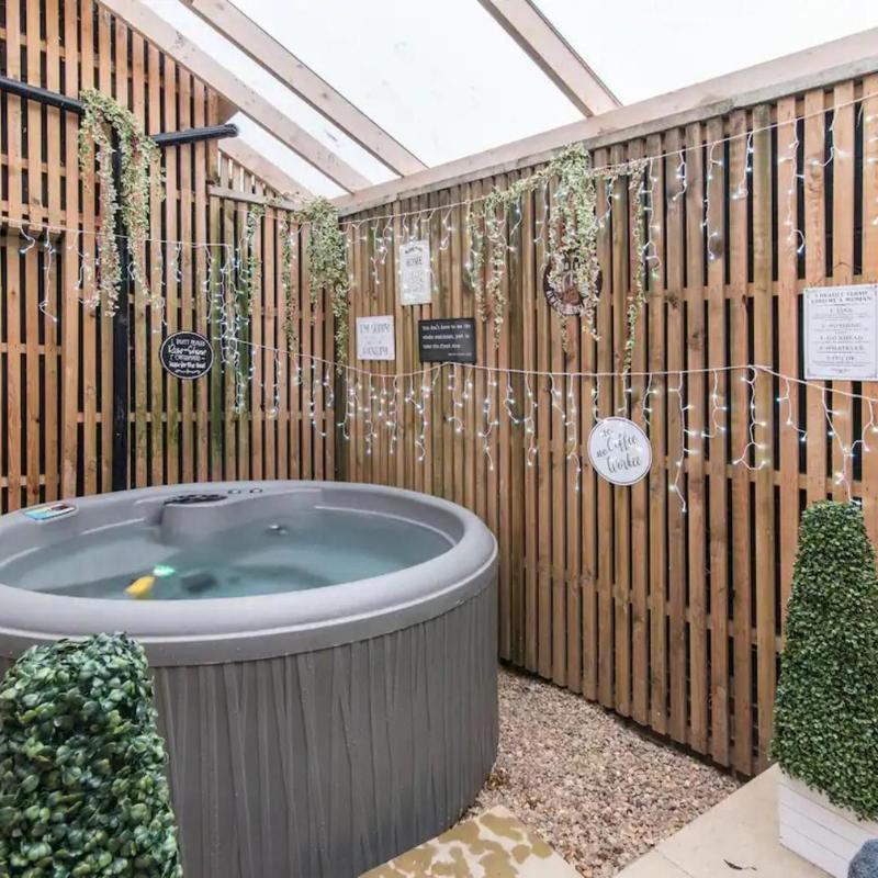 Hidden Retreat with HotTub Apartment in Nottingham
