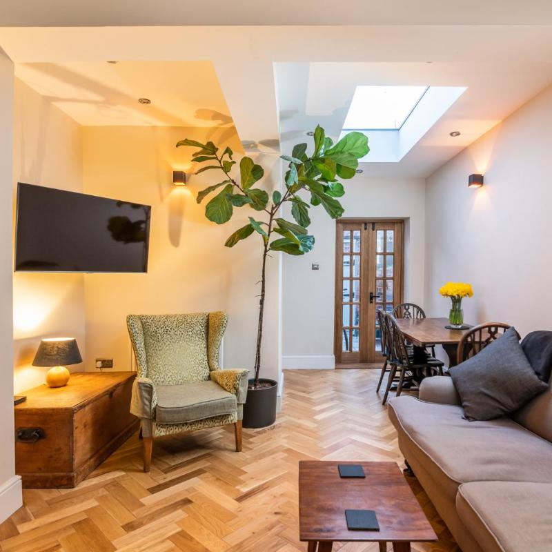 Pass the Keys Modern Spacious & Unique for 2 with Free Parking
