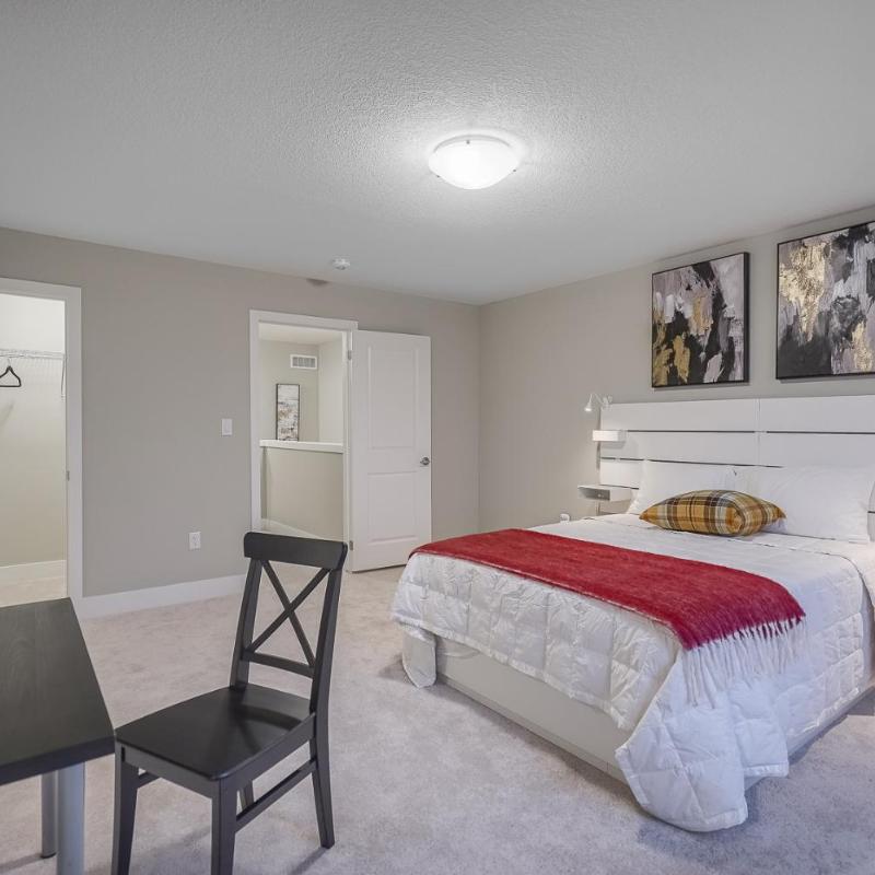 Gorgeous London Townhome Sleeps 8 - 3QB, 2 Dbles, Fiber Wi-fi, F Parking