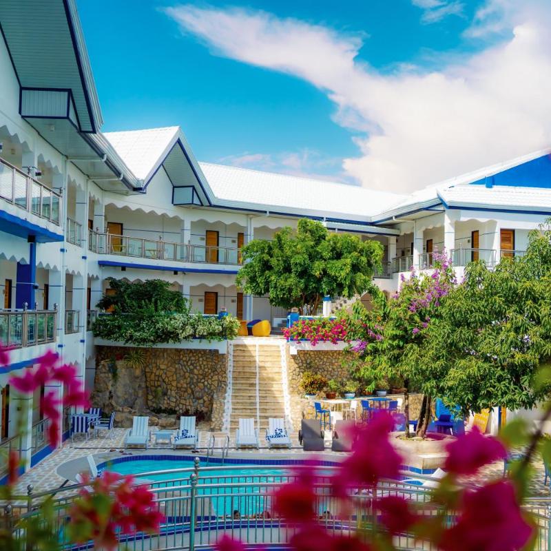 Santiago Cove Hotel and Restaurant