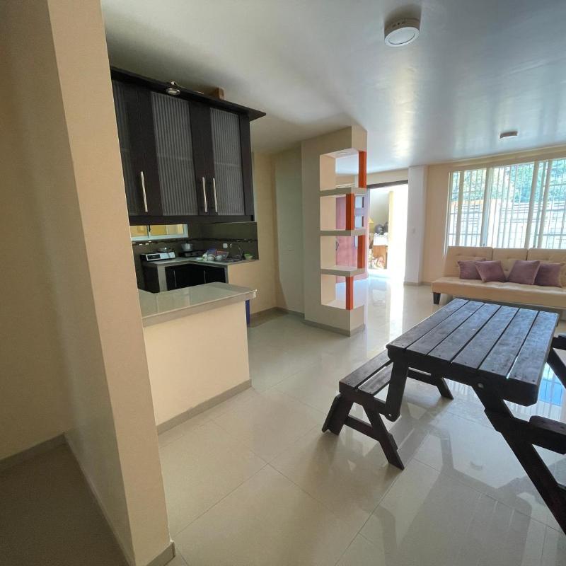 Departamento amueblado con 2 baños, wifi y parqueadero gratuito